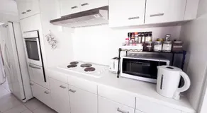 Golden Getaway, Private 3x Bedroom Home - Image 5