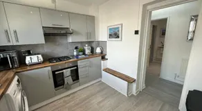 COASTAL RETREAT Town Centre Entire Property, Very Close to Sea & Restaurants, 2 King Size Beds - Image 5