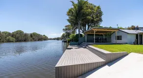 Waterfront Holiday Home - Image 5