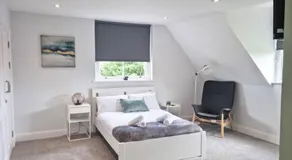 Hyland Apartment by CityNest - Image 2