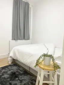3 bed house in London,  Harrow - Image 2