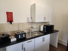 Immaculate 1-bedroom in Greenhithe - Image 3