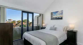 WILL1 - Stylish 2-Bed 2-Bath Oasis in Crows Nest Village - Image 2