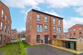 Copper Beech by Alt-Stay Contractor Accommodation - 2 Bed Contractor Home With Parking, Wi-Fi & Full Kitchen - Ideal For Long stays - Image 4