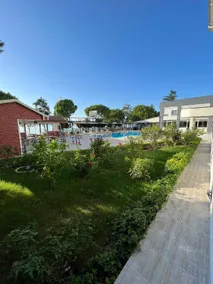 Lake Life Hotel - Image 4