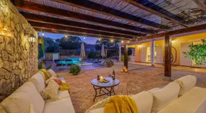 Stunning Countryside Villa w Private Garden & Pool - Image 4