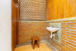 RedDoorz Syariah At Wisma Djokorio Poncokusumo - Image 3