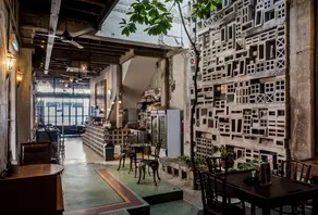 Chinatown Hostel by Mingle - Rooftop Private Jacuzzi with Bar - Image 3