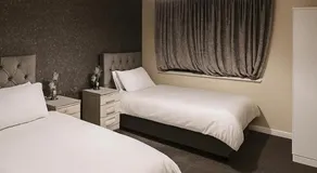 House-Sleeps 5 person -Etihad Stadium 15 min drive - Image 2