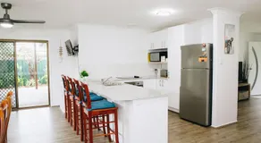 Perfect Location 4BR Home Warana - 200m to Beach! - Image 3