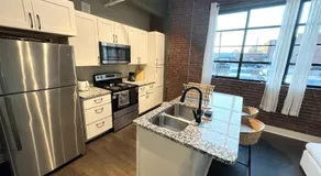 Studio Apt King Bed Full Kitchen By KeenStays - Image 4