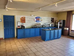 La Quinta Inn & Suites Canton - Image 4