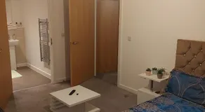 Ensuite Double Bedroom, Live in landlord - Image 4
