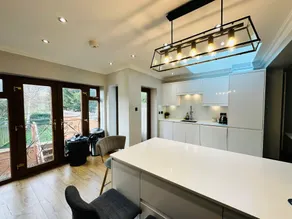 Spacious 6 Bed Residence in Wembly, London - Image 2
