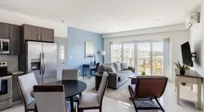 Landing Beautiful 3BD Gym Pool - Image 2
