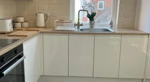 Devon Lodge - Large 3 bed Apartment Sleeps 8 Beach opposite - Image 4