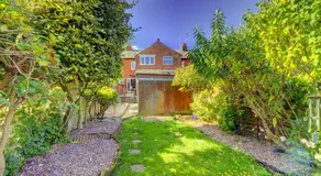 New Duston 4-BR House, En-suite, Garden, Parking - Image 5