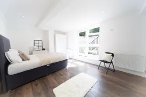 Luxury Modern 3BDR/ 3 en-suite/ City Centre/ Arena - Image 3