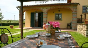 Apartamento con piscina y área privada al aire libre con mesa y sillas.  Cortona (Arezzo) - Image 3