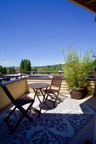 Appartement de vacances entièrement équipé avec piscine chauffée | Vue ville | Avec animaux admis - Image 3