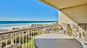 Appartement de vacances avec internet haut débit, piscine et jacuzzi | Vue ville - Image 2