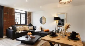 Stylish Penthouse with outside balcony! - Image 2