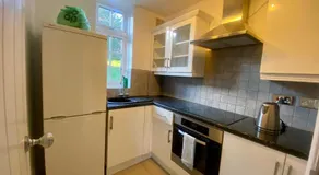 2 Bed City Center Apartment Near Station with Parking - Image 2