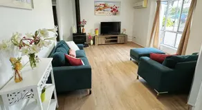 Cheerful 5 Bedroom Holiday Destination - Image 2