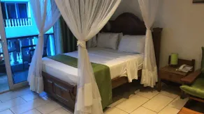 B44 Cozy, compact studio with direct beach access - Image 2