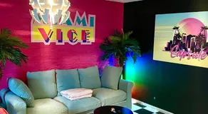 Capsule Miami Vice - Jacuzzi - Billard - Ecran cinéma & Netflix - Ping-Pong - Nintendo & Jeux- - Image 5