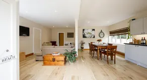 " Orchard Croft Lodge ", New Property, DOG FRIENDLY, Ideal for " GOODWOOF " !! 5 Minutes from Southend Barns, 9 Minutes From Sandy West Wittering Beach, 2 Bathrooms, Can Sleep 8 On Request, ' Starlink ' Wi-Fi & Sky Sports, Zip & Link Super-King beds - Image 2