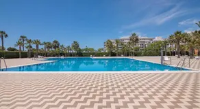 Appartement avec jardin, piscine et terrasse | Vue mer - Image 3