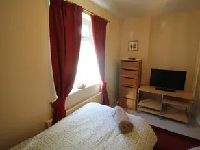 Garth Olwg 2 Bed Apartment by Cardiff Holiday Homes - Image 4