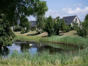 Acomodações confortáveis e bem conservadas, localizadas em um parque aquático no Boschmolenplas. - Image 5