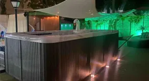 Tiny place w private hot jacuzzi 7 min to Miami international airport - Image 2