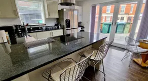 Incredible Private Rooms All with Private Bathrooms in a Fully Serviced House next to City Centre with Free Parking - Image 3