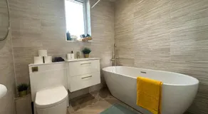 4-bedrooms Clydebank House with 2 bathrooms, separate entrance - Image 2