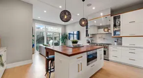 Stunning 5BR Home in Heart of Chicago with 2 Rooftops - Image 3