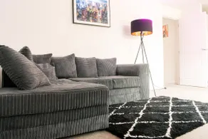 Contractors and Relocators Apt - Long Stay Savings - Fibre Optic High-Speed WiFi - Multiple Free Parking Spaces - Netflix - Sleeps 4 - Image 2