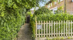 Secret Garden with Free Parking - Image 3