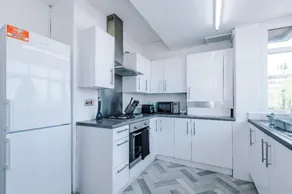 Luxury 3-Bed Apt with Terrace |  7 Mins to Airport - Image 3