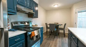3 Bed Townhouse with King Bed Mins from Downtown - Image 2