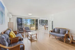 Ambassador Beachfront Burleigh Heads - Image 2