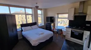Spacious 3 Bed Apartment in Halifax Centre - Image 2