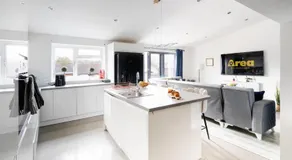 Spacious 4-Bedroom with free parking spaces for contractors and business travellers - Image 2