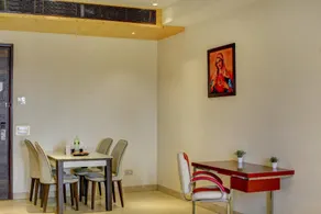 Townhouse Oak Hotel C Pearls - Image 5