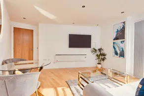 Leeds Dock Apartment - Image 3