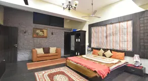 Luxurious Vintage Villa - Image 2