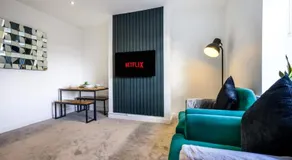 Homely 2 Bed Close to Leeds City Center by 53 Degrees Property, Sleeps 3 - Image 2