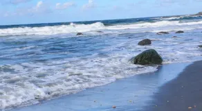 Sea Breeze Holiday Apartments 3 Minute Walk to Black Sand Beach - Image 4